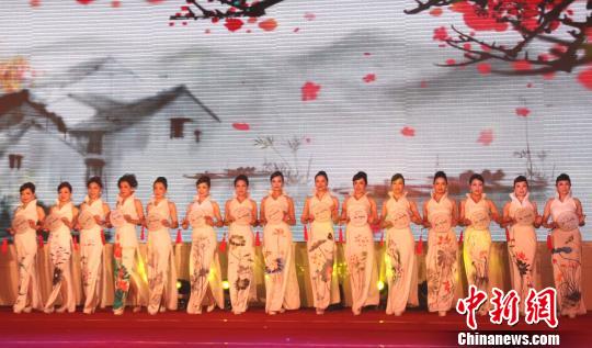 图为身着旗袍的巾帼佳丽，展示东方女性贤淑温柔的神韵与风采。（崔佳明