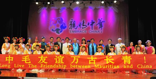 领导与演员合影.jpg