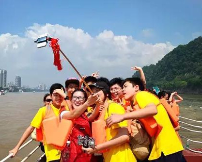 营员们乘船游岷江，途经乐山大佛，大家兴奋地合影留念.jpg