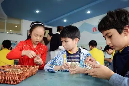锦官驿小学的“小老师”正在耐心地为两名营员讲解制作过程.jpg