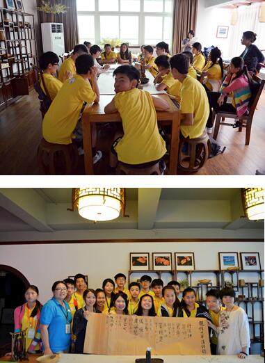 学员们在中国文化体验室听老师讲解篆刻和书法艺术的奥妙.jpg