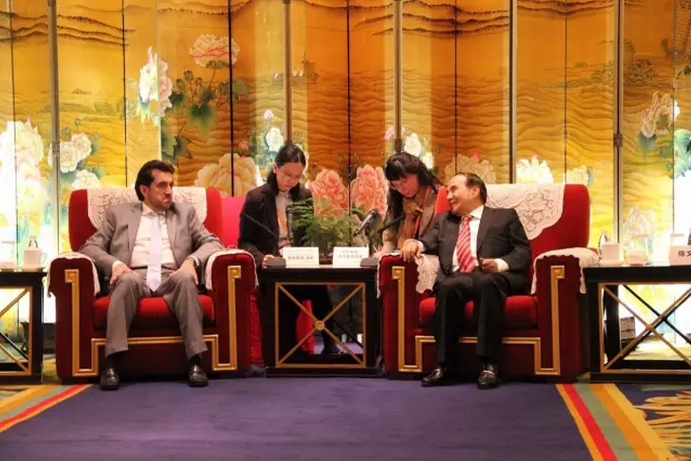 阿不来提·阿不都热西提（右一）会见默罕默德·谢希（左一）.png