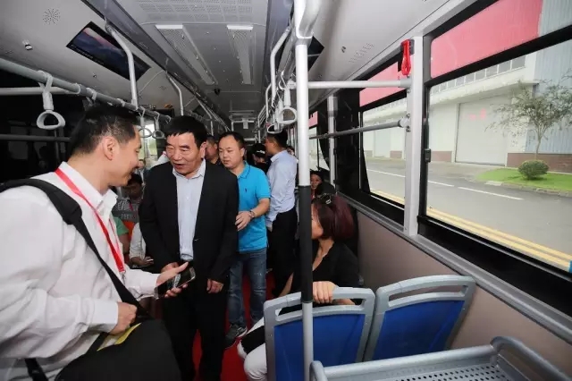 乘坐新能源公交车.webp.jpg