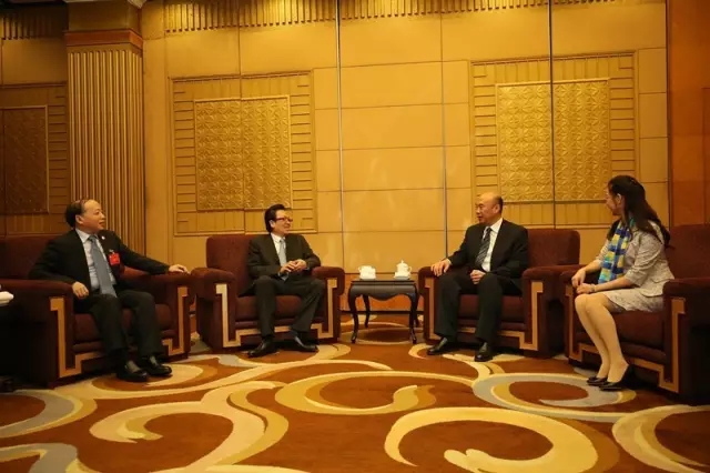 峰会前，中国侨联副主席李卓彬同四川省委副书记刘国中相谈甚欢，中国侨商联合会会长许荣茂、四川省委副秘书长杨天宗、省侨联主席刘以勤等陪同会见.webp.jpg