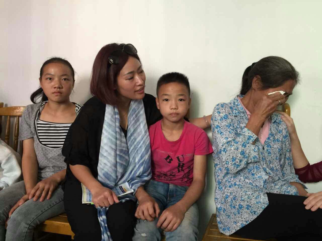 孩子奶奶流下伤心泪水.jpg